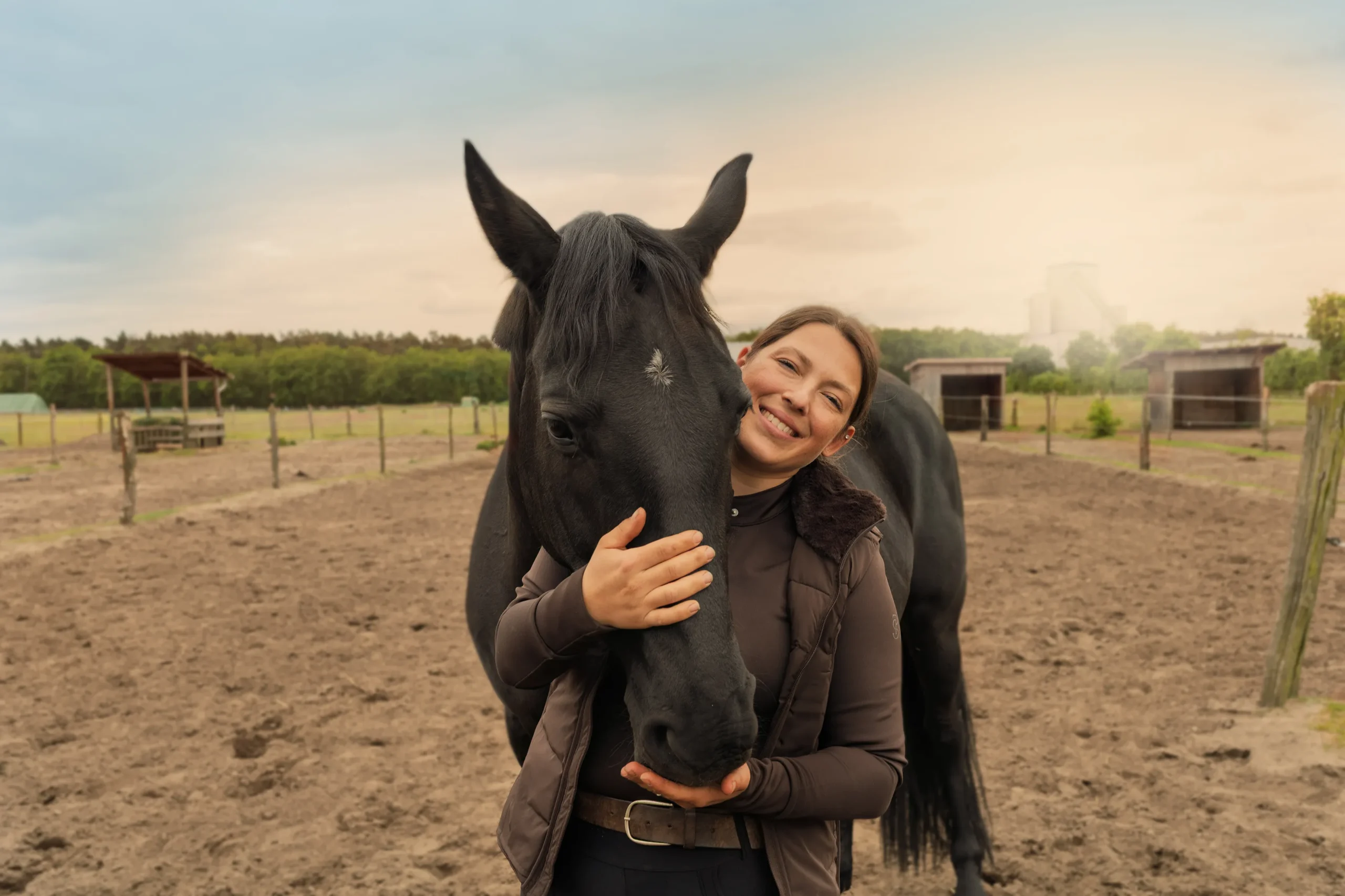 Futtermittelexpertin Debora Groneberg mit ihrem Pferd Amara